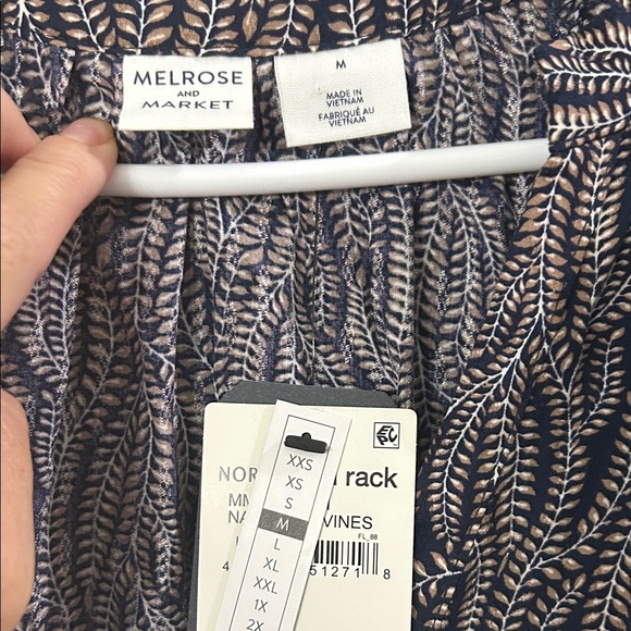 Elegant Black and White Patterned Women's Top size medium NWT - Picture 2 of 4